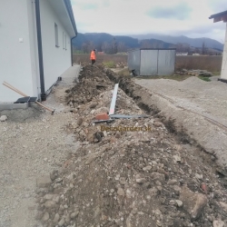 Výkop na základ plotu